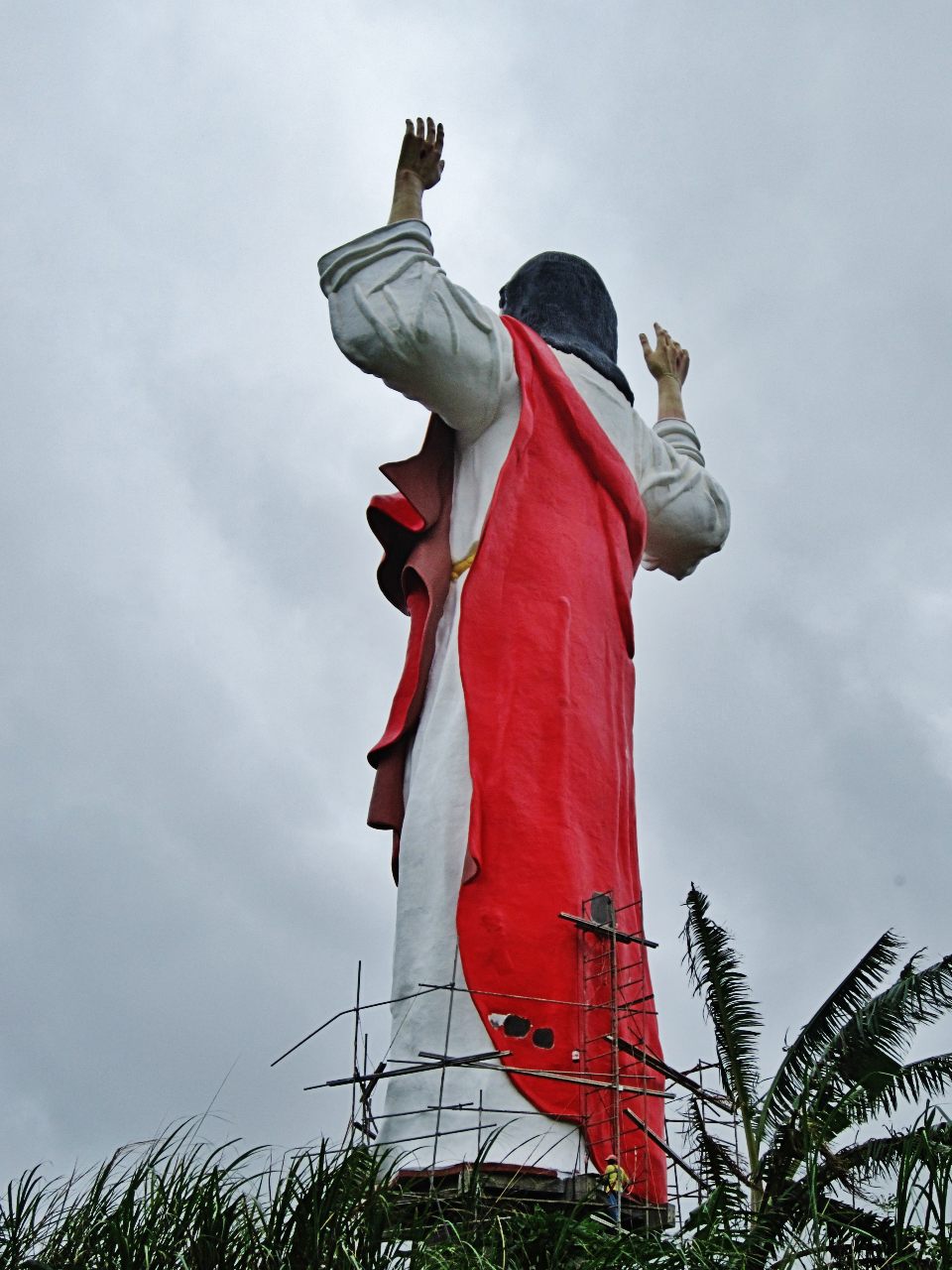monumental statue of the Sacred Heart in the Philippines