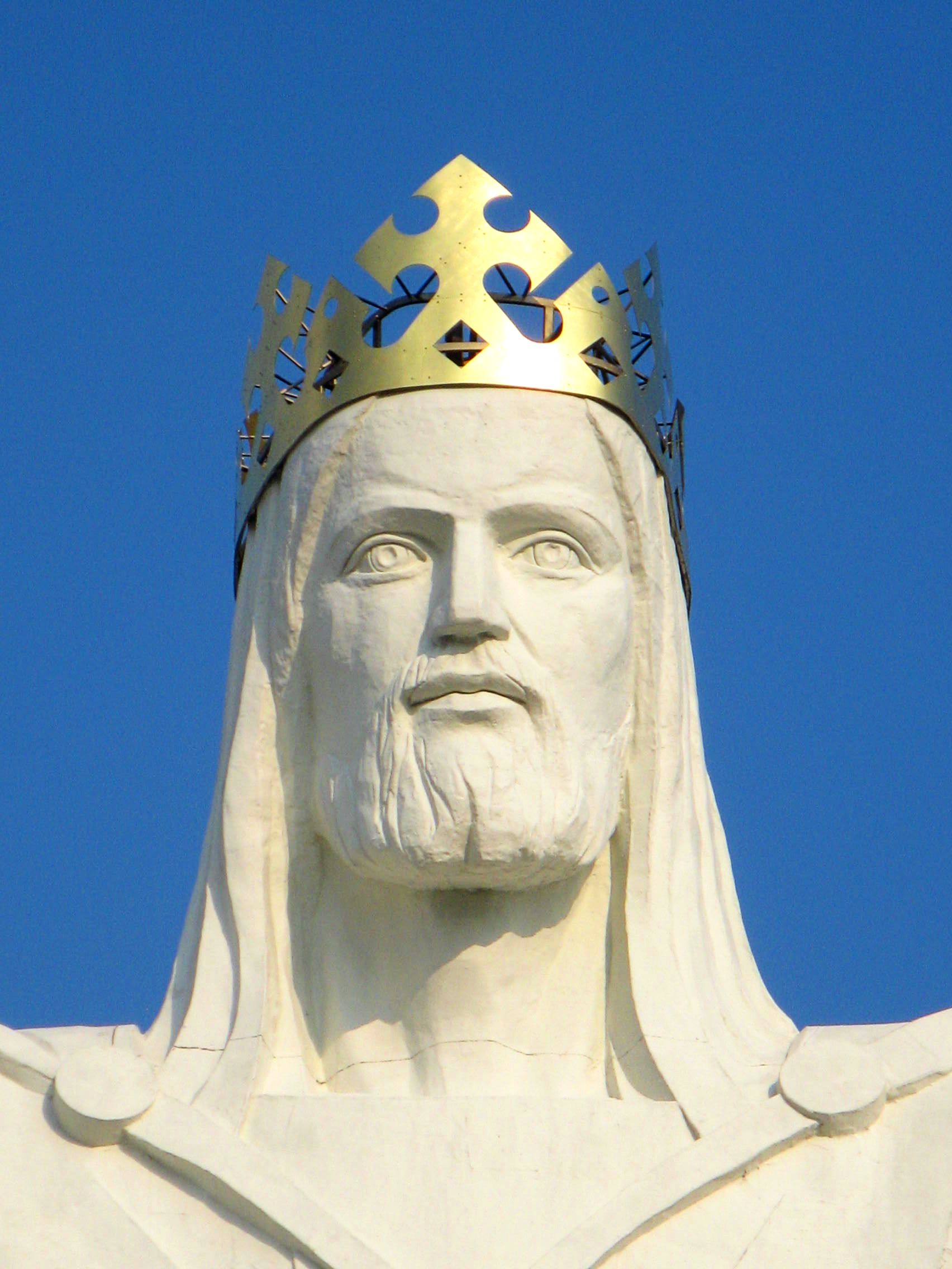monumental statue with face of Christ with crown in Poland