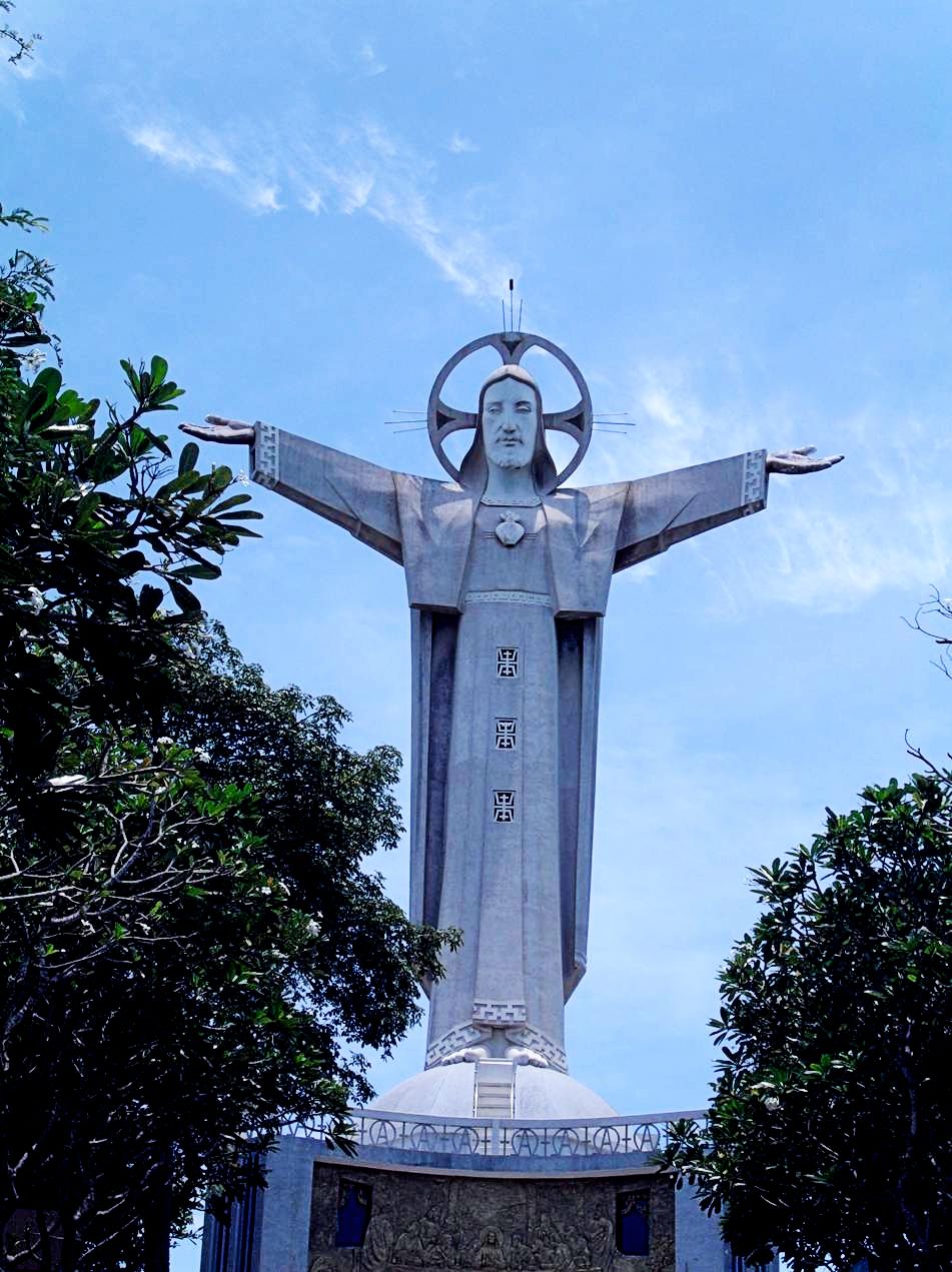 monumental statue of Christ in Vietnam